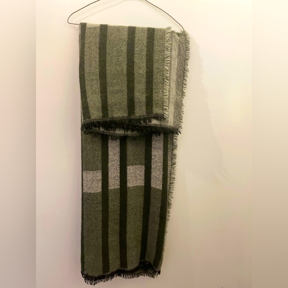 One size grey plaid scarf. Good condition - Picture 3 of 3